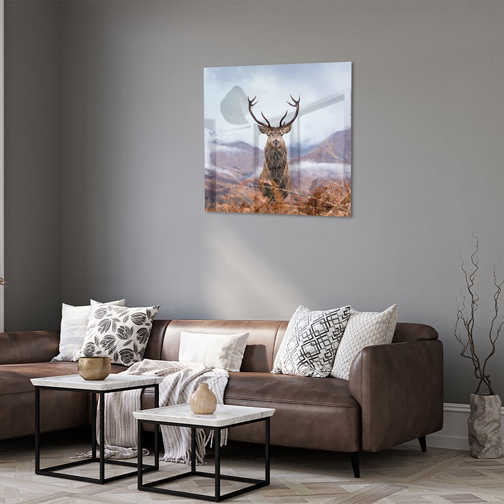 Glasbild mit majestätischem Hirsch in einer ruhigen Berglandschaft – Glasbild aus Sicherheitsglas, Größe 120x80