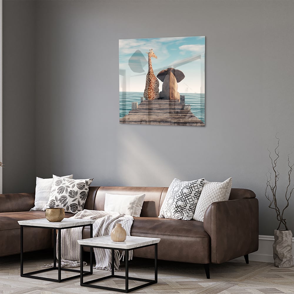 Glasbild mit verspielter Giraffe und Elefant auf einem Holzsteg – Glasbild aus Sicherheitsglas, Größe 120x80