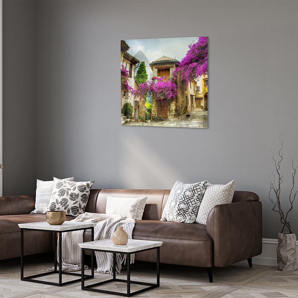 Glasbild mit stimmungsvoller Straßenansicht und violetten Blüten – Glasbild aus Sicherheitsglas, Größe 120x80