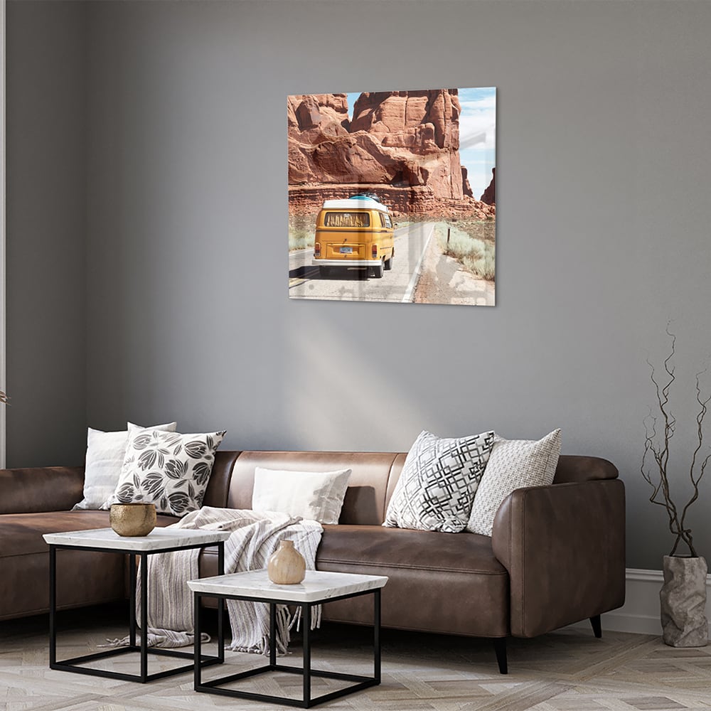 Retro-Glasbild mit gelbem Fahrzeug bei Felsformationen – Glasbild aus Sicherheitsglas, Größe 120x80