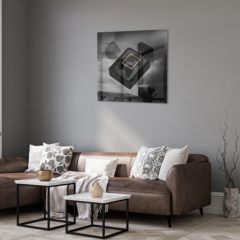 Glasbild mit Parfümflakon in einem stilvollen Interieur – Glasbild aus Sicherheitsglas, Größe 120x80