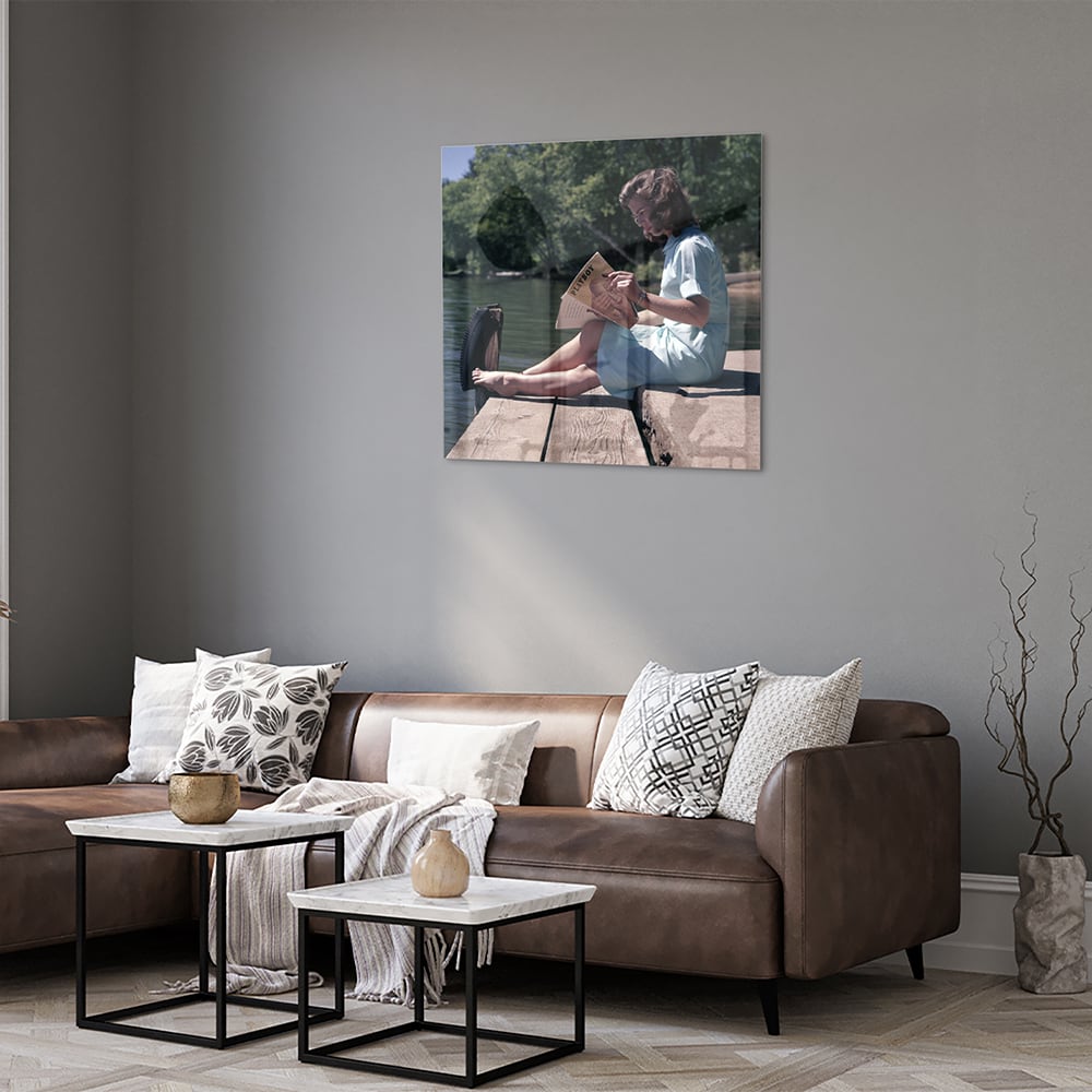 Ruhiges Glasbild mit Lesemoment am Wasser – Glasbild aus Sicherheitsglas, Größe 120x80