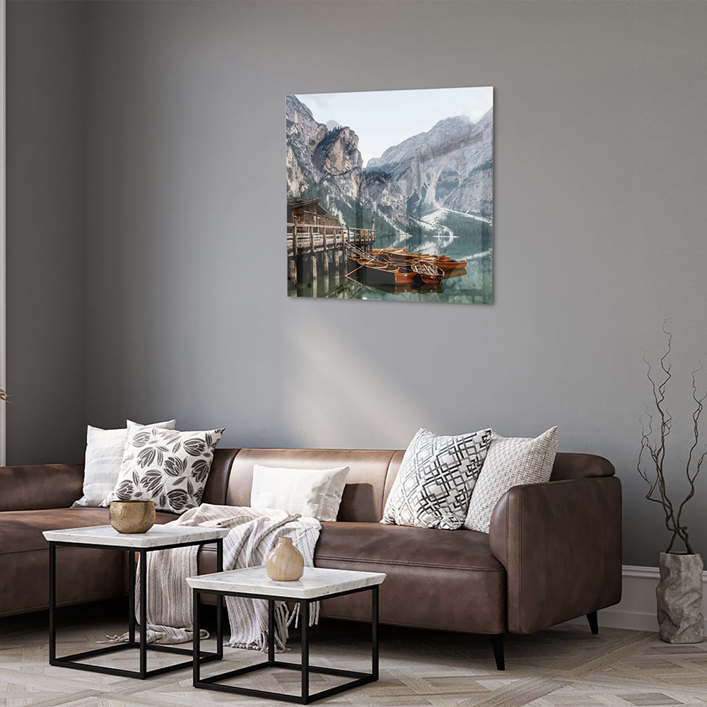 Rustikales Glasbild mit Bergen und Booten – Glasbild aus Sicherheitsglas, Größe 120x80