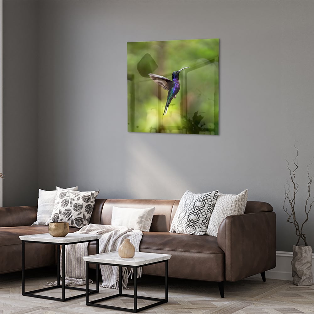 Glasbild mit fliegendem Kolibri inmitten grüner Ruhe – Glasbild aus Sicherheitsglas, Größe 120x80