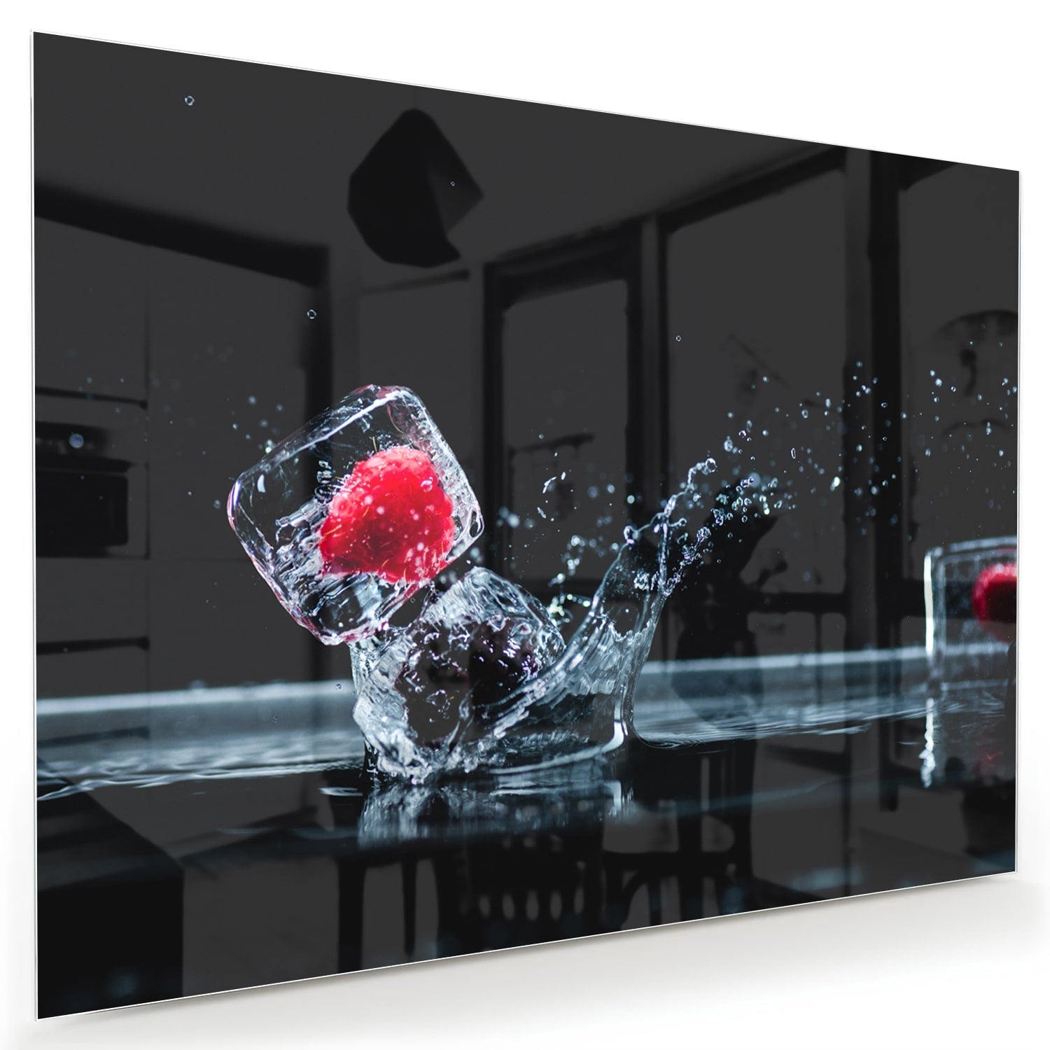 Erfrischendes Glasbild mit Erdbeerspritzern