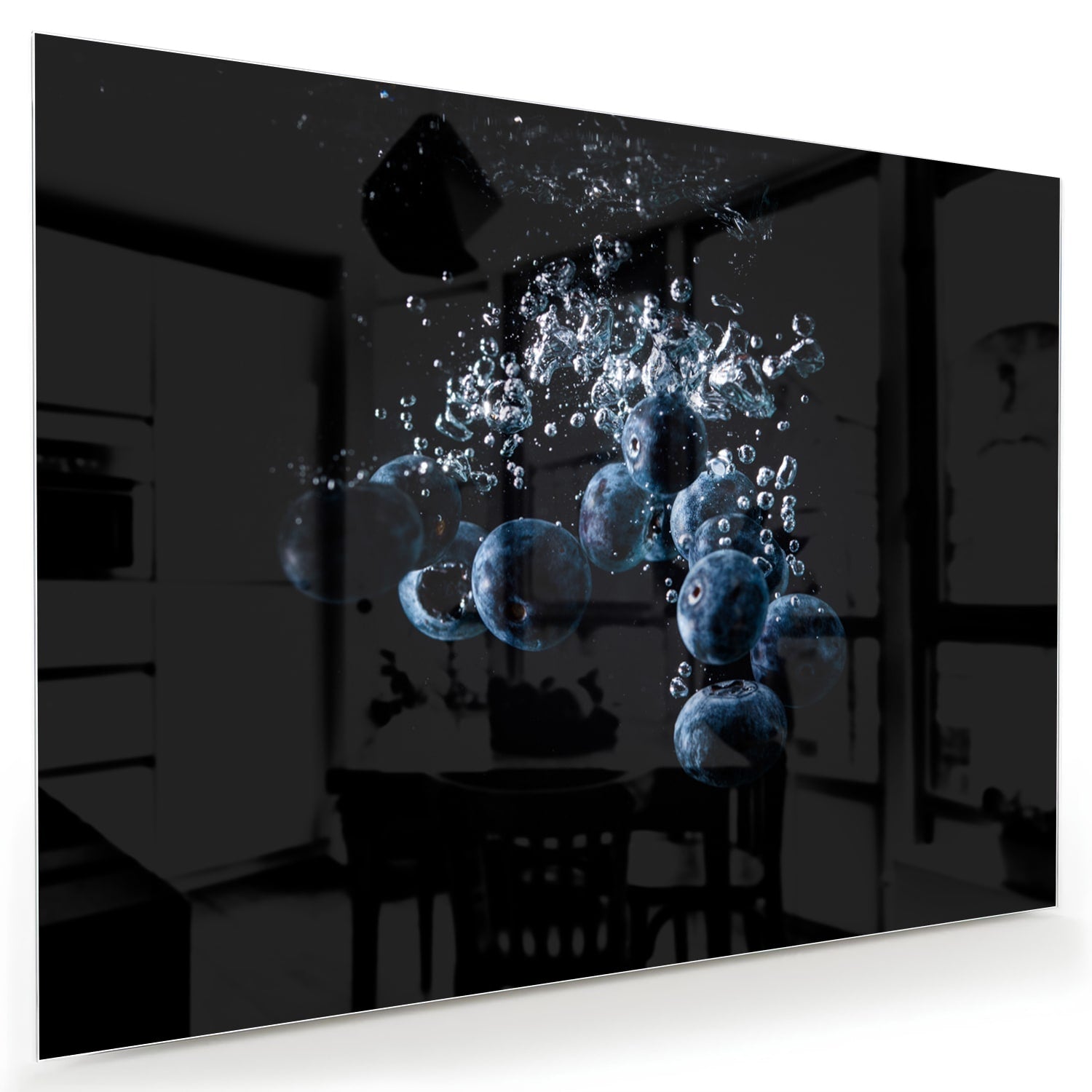 Abstraktes Glasbild mit Blasen in Wasser