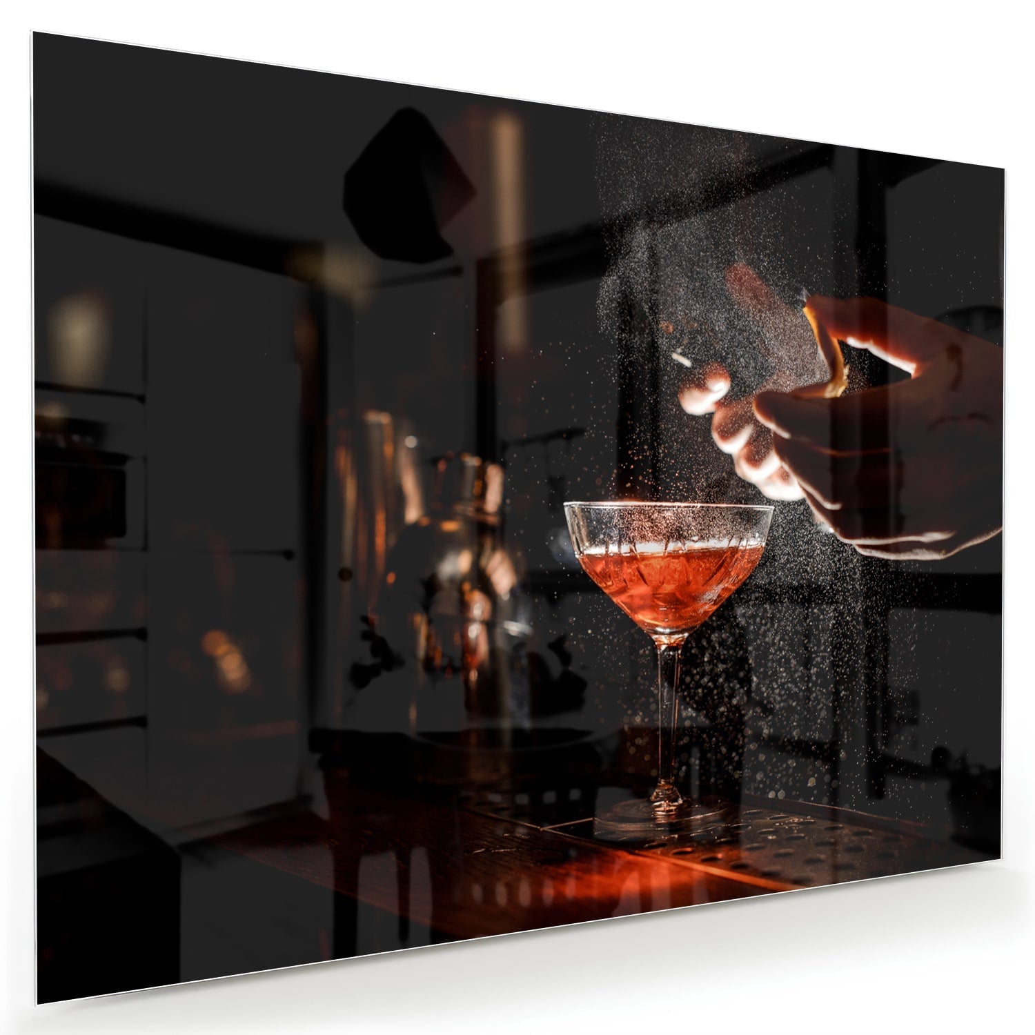Elegantes Glasbild mit Cocktails in stimmungsvoller Szenerie