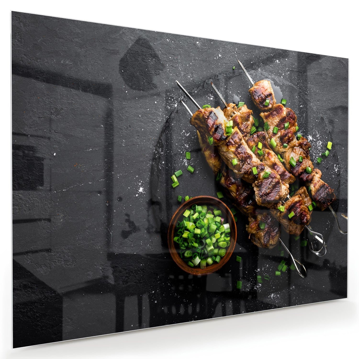 Glasbild mit köstlichen Kebabs auf schwarzem Hintergrund