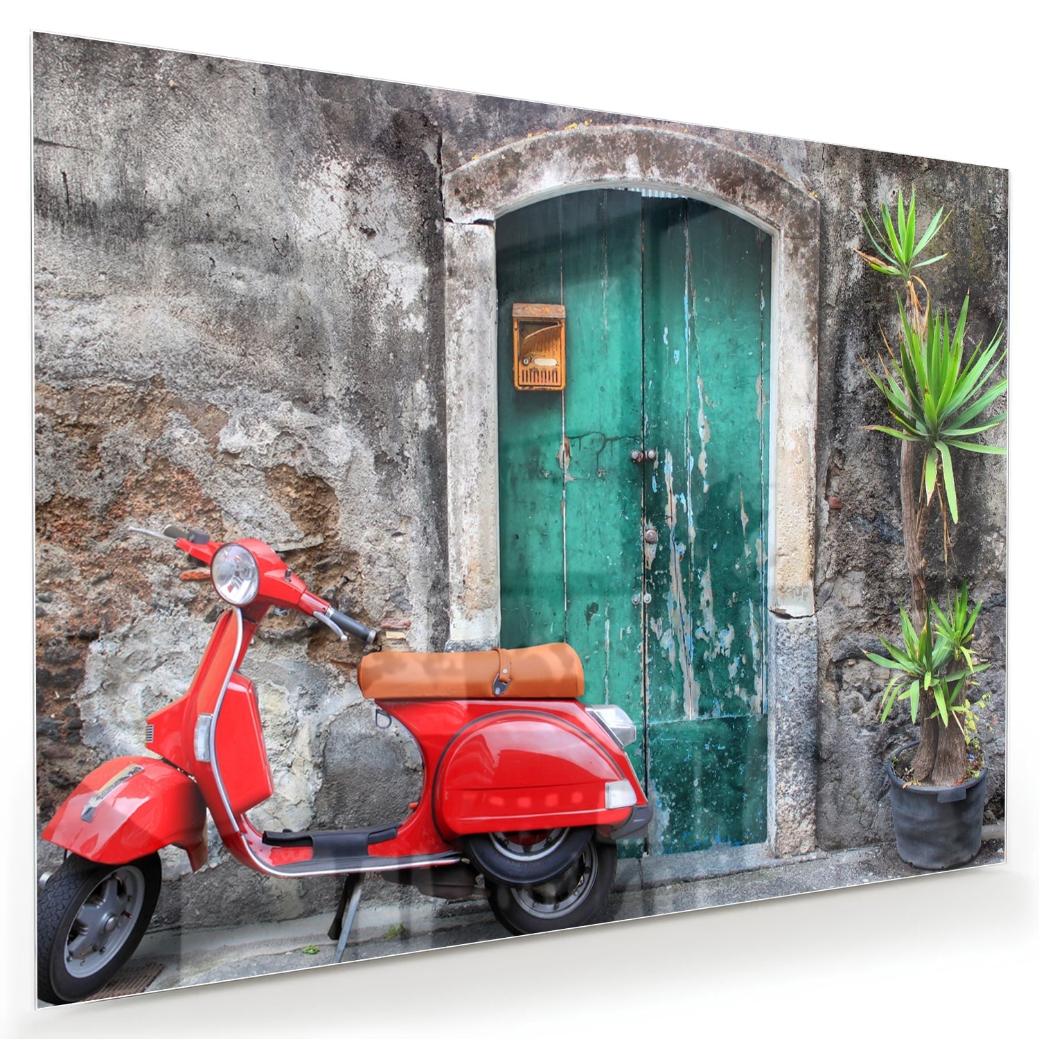 Retro-Glasbild mit rotem Scooter vor einer grünen Tür