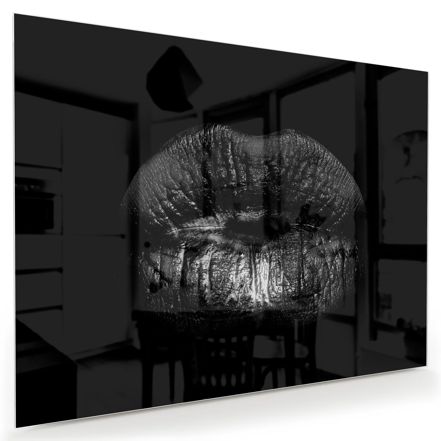 Schwarzes Glasbild mit Lippenprint