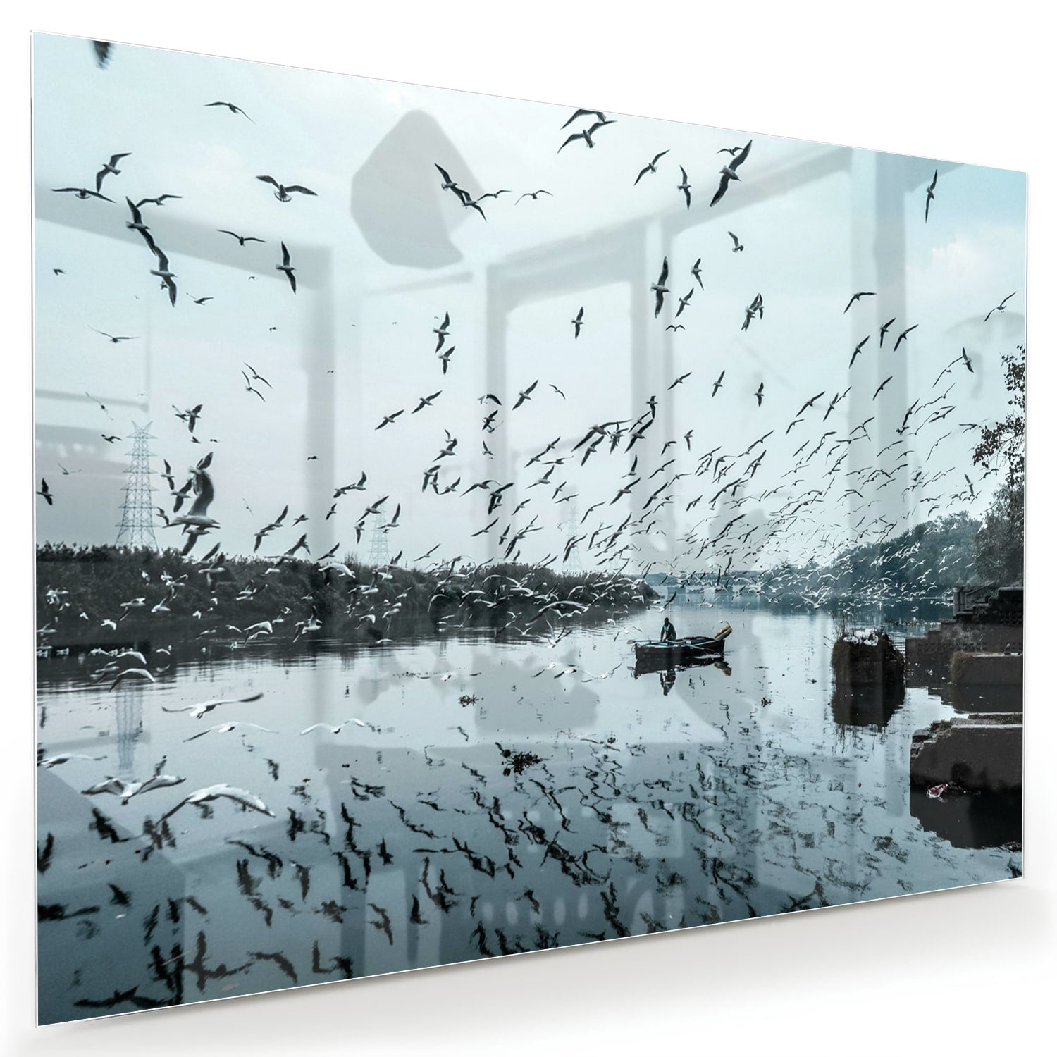 Glasbild mit Vögeln über einer ruhigen Wasserreflexion