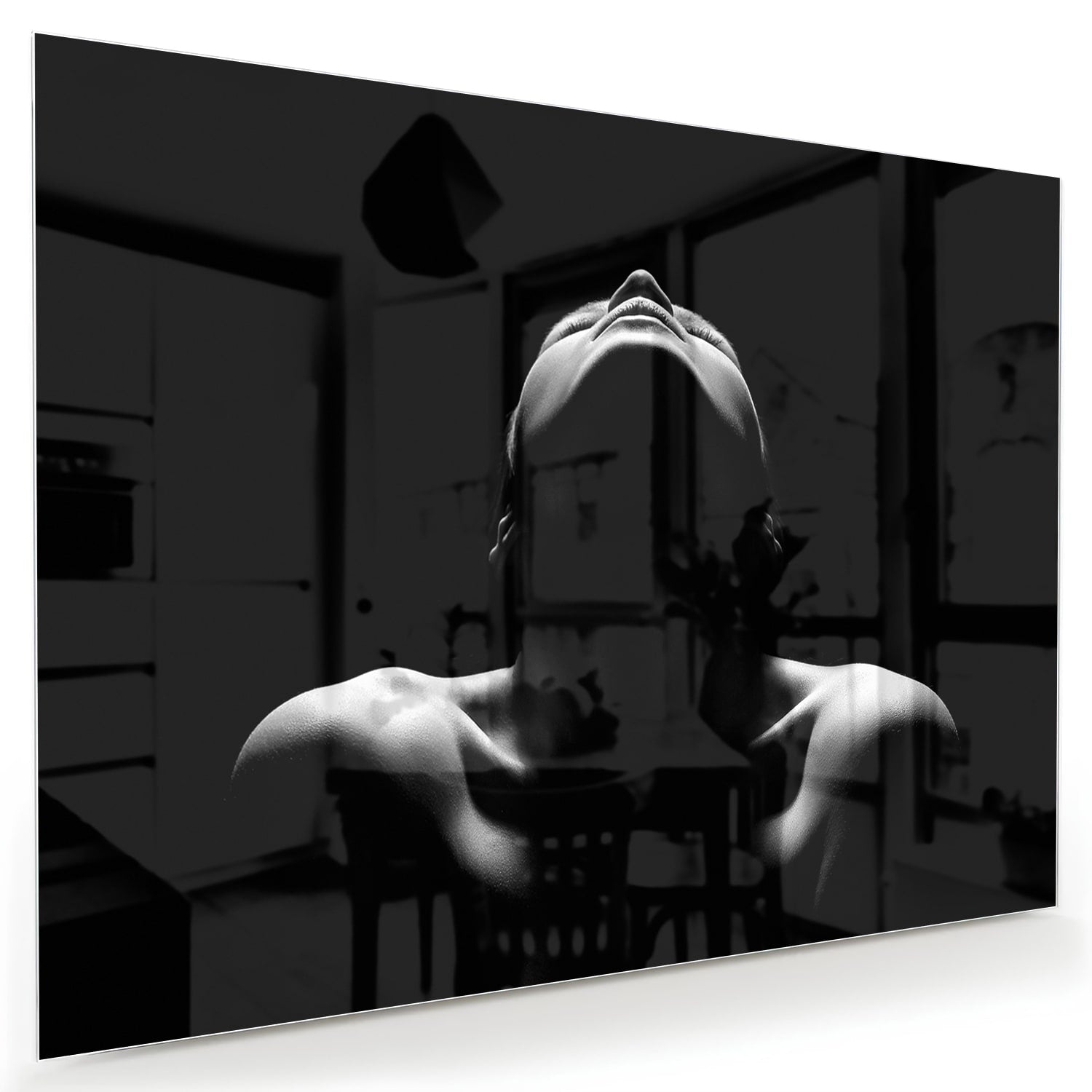 Schwarz-Weiß-Glasbild mit mystischen weiblichen Figuren