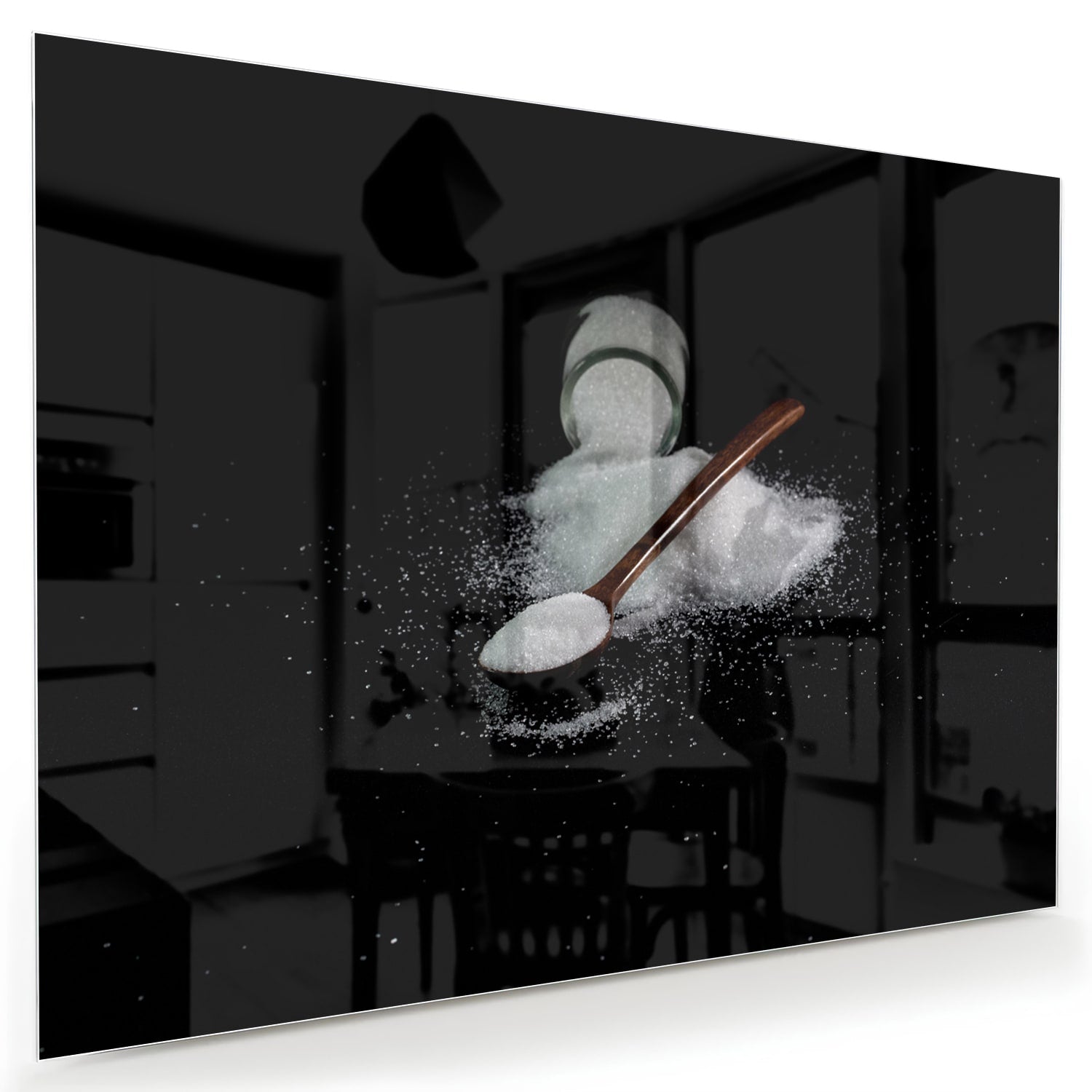 Glasbild mit Salz und Löffel auf schwarzem Hintergrund