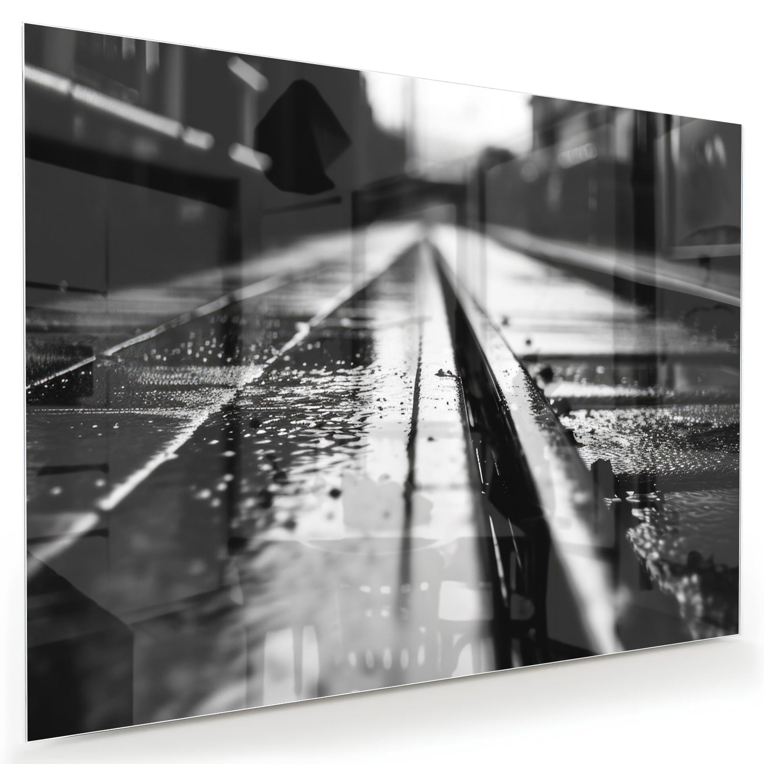 Schwarz-Weiß-Glasbild mit nassen Straßen