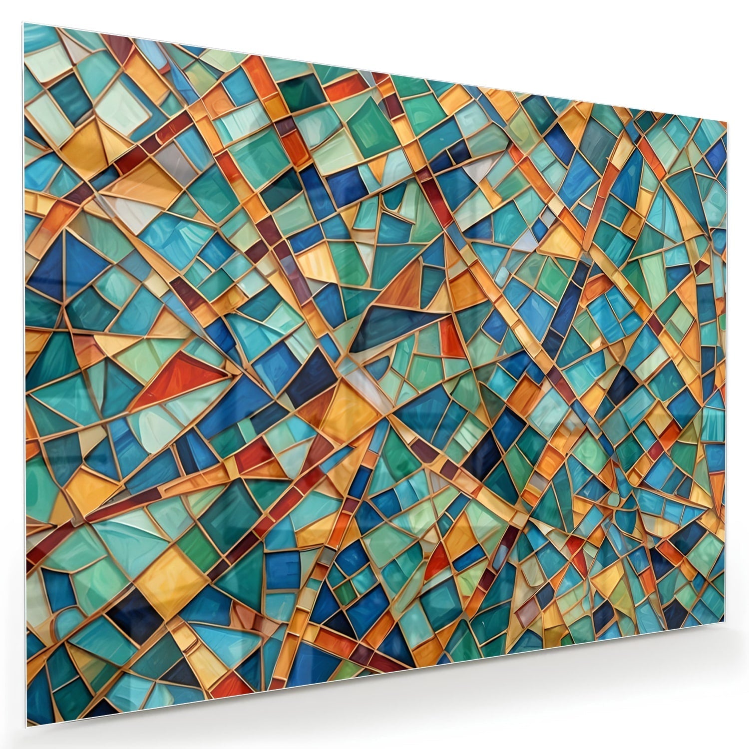 Kleurrijk abstract glazen schilderij aan de muur boven een houten meubel.