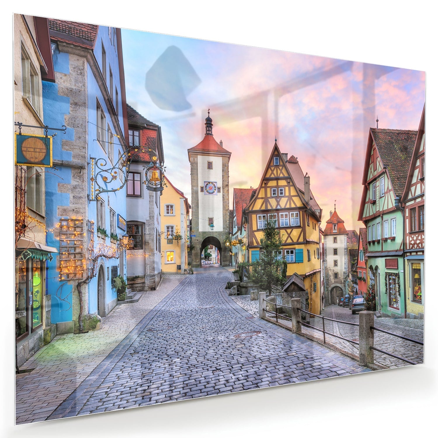Glasbild mit malerischer Straße und historischen Gebäuden