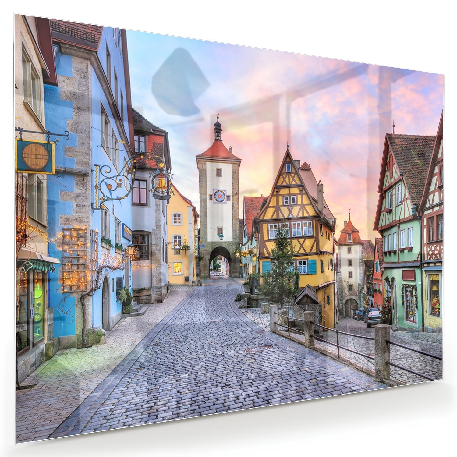 Glazen schilderij van een pittoreske straat met historische gebouwen en pastelkleuren