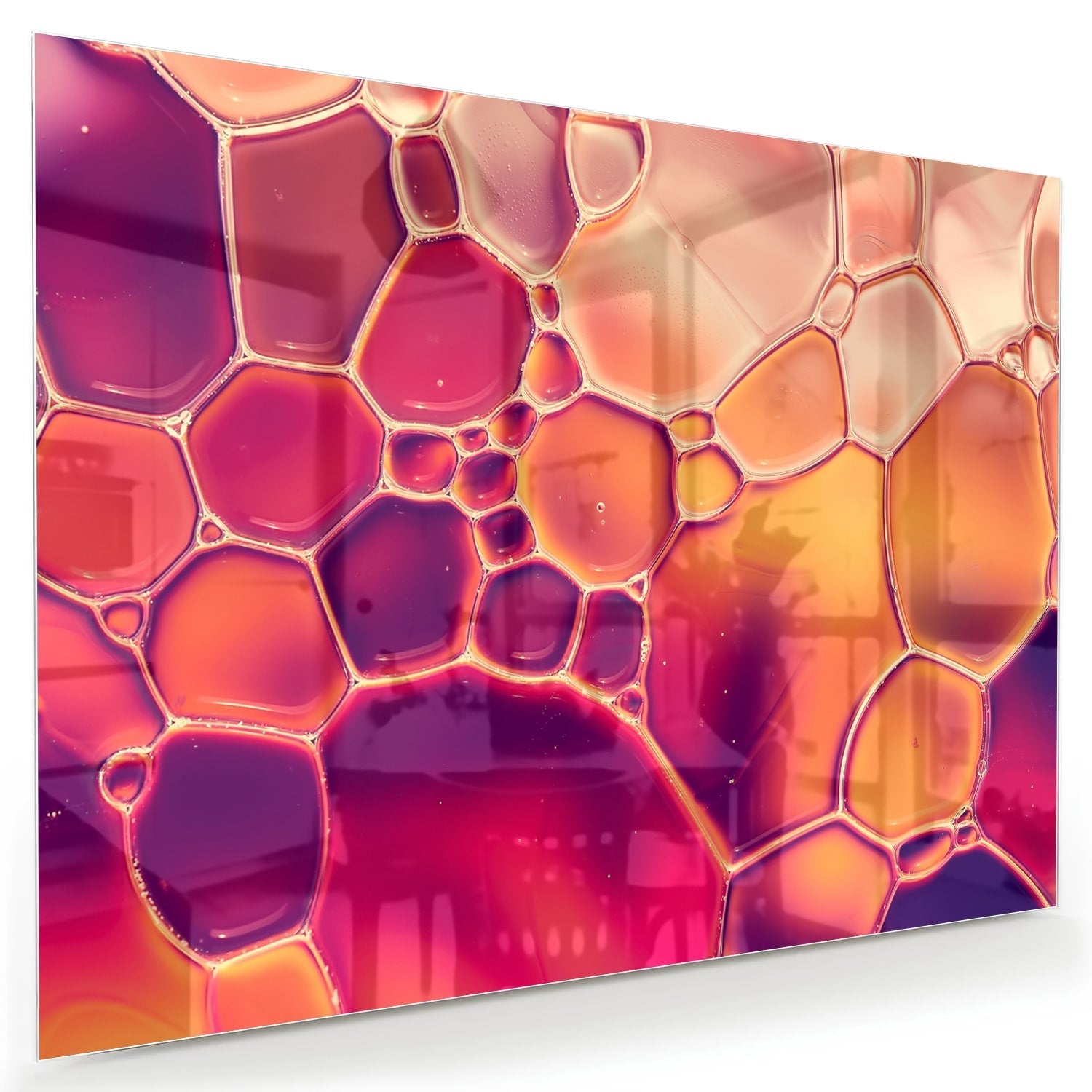 Abstract glazen schilderij met warme tinten in een interieur.