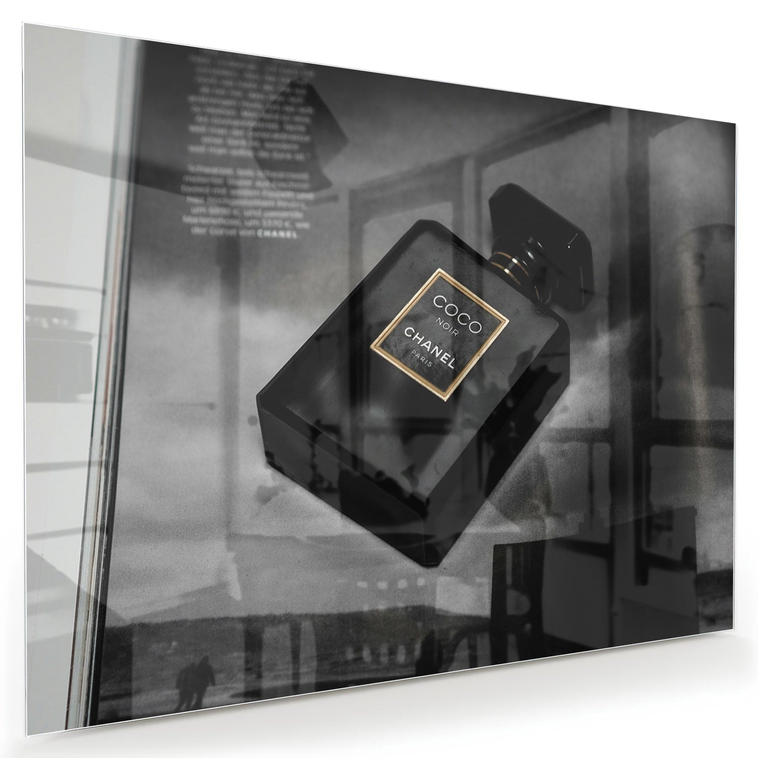 Glasbild mit Parfümflakon in einem stilvollen Interieur