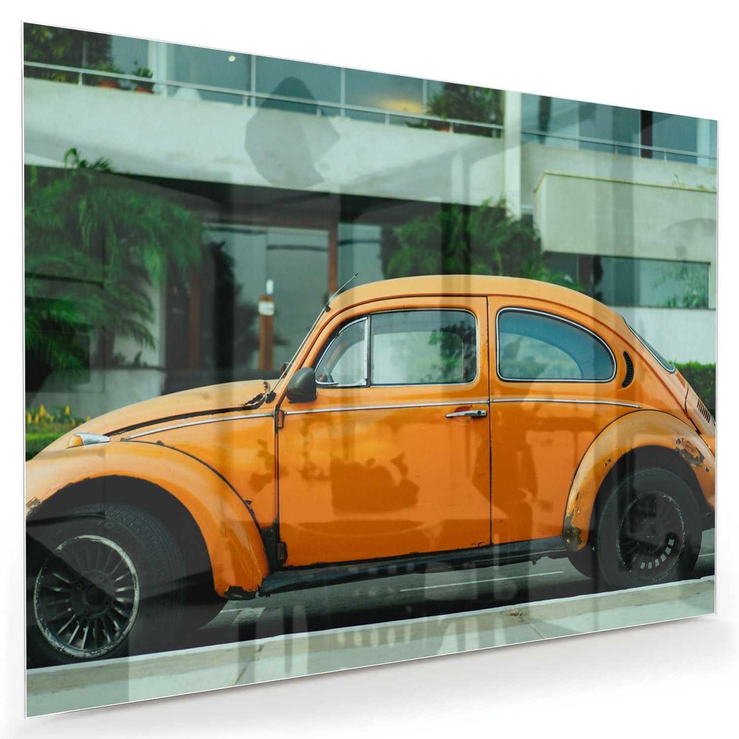 Fröhliches Glasbild mit orangefarbenem Käfer