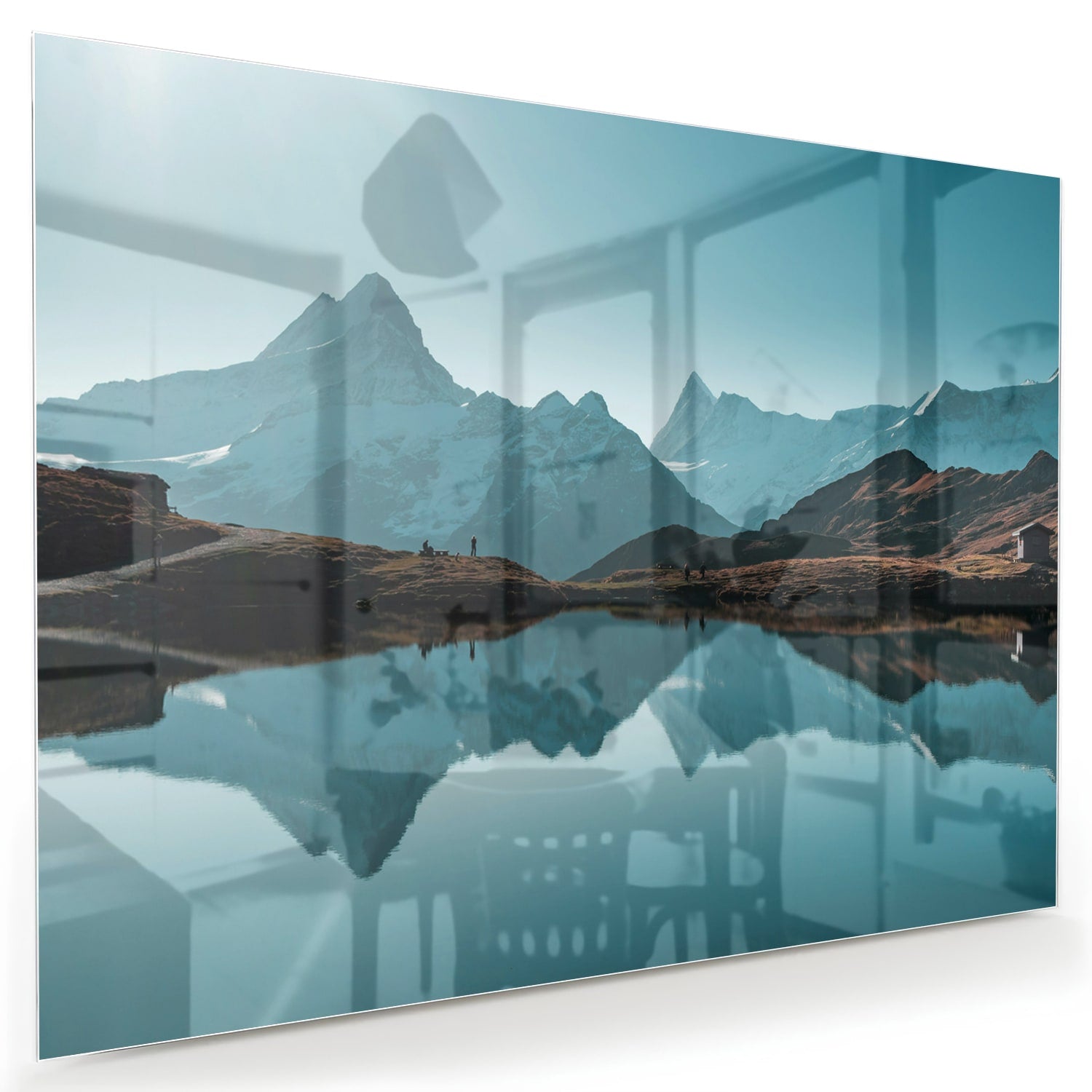 Glasbild mit Bergen und Wasserreflexionen
