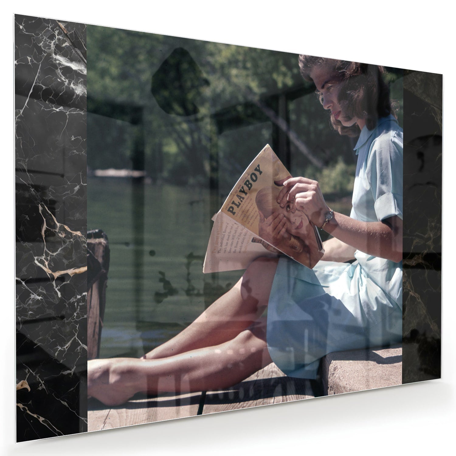 Ruhiges Glasbild mit Lesemoment am Wasser
