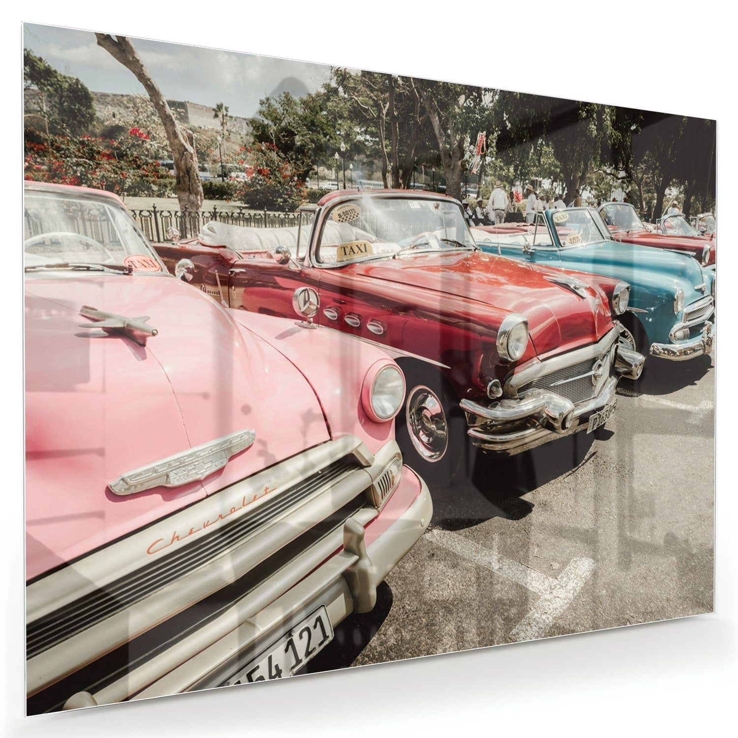 Retro-Glasbild mit farbenfrohen Autos