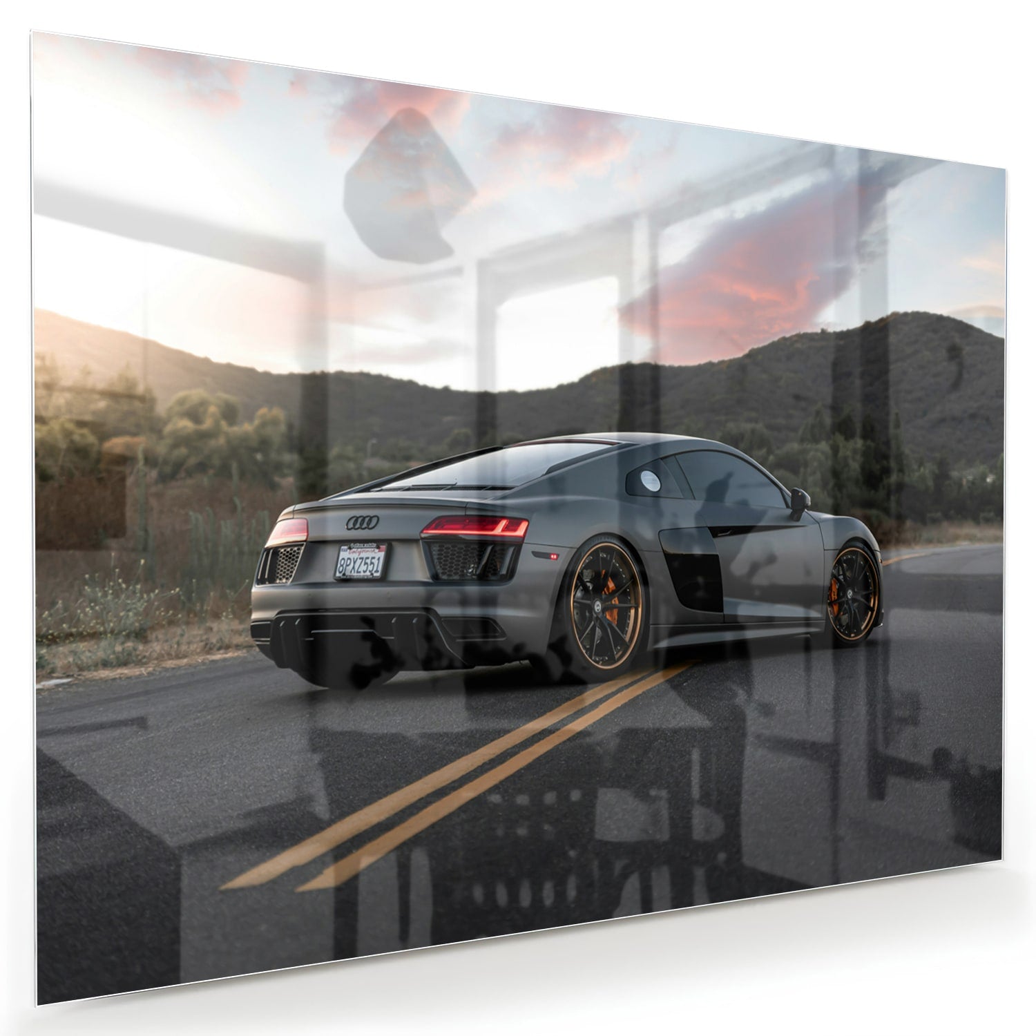 Modernes Glasbild mit einem Sportwagen in der Natur