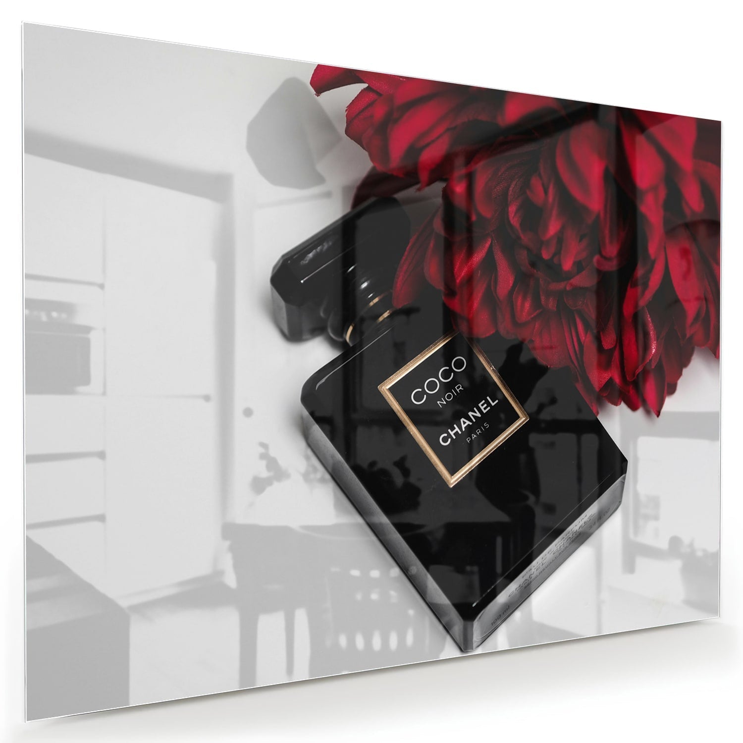 Elegantes Glasbild mit Parfüm und roten Blumen