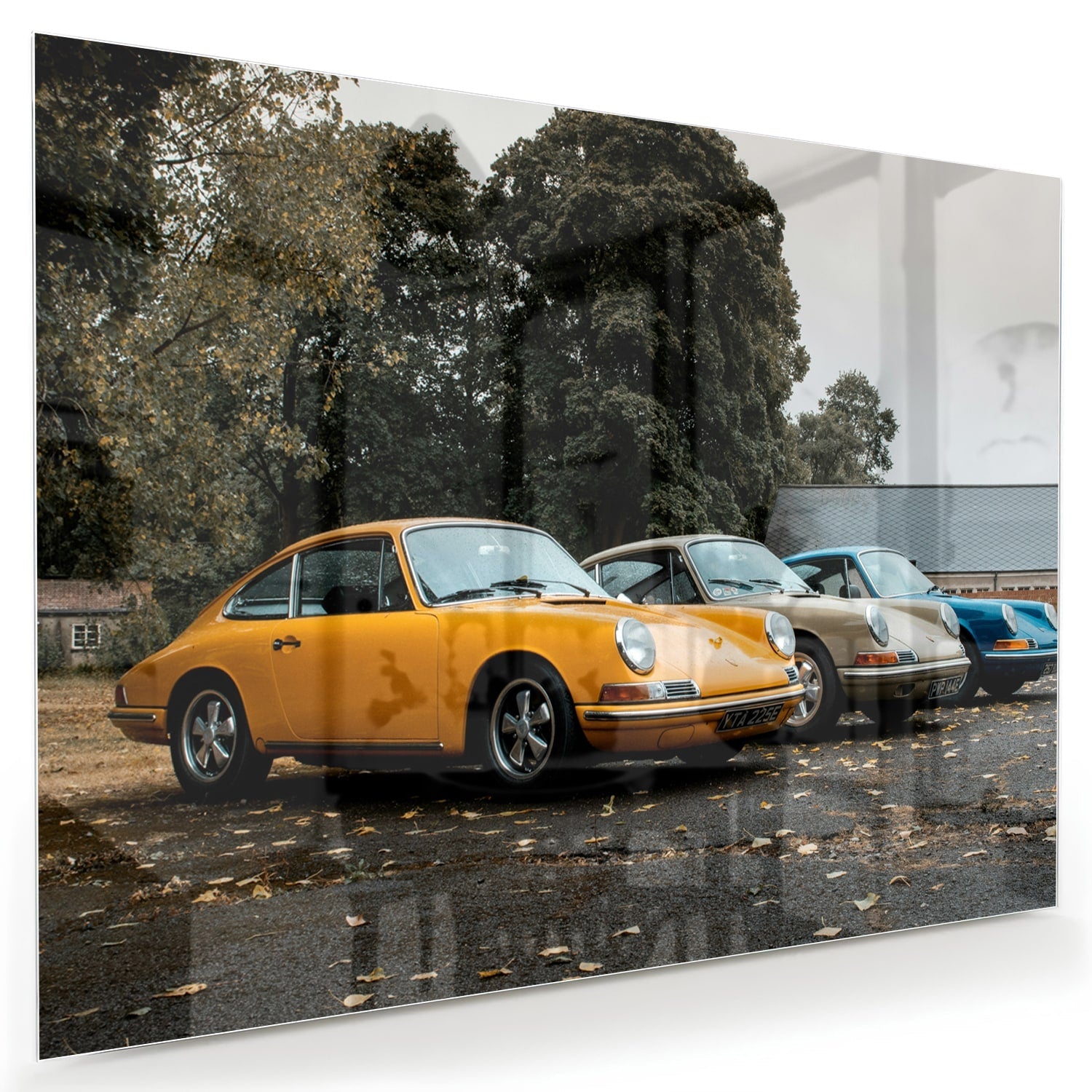 Fröhliches Glasbild mit gelbem Auto