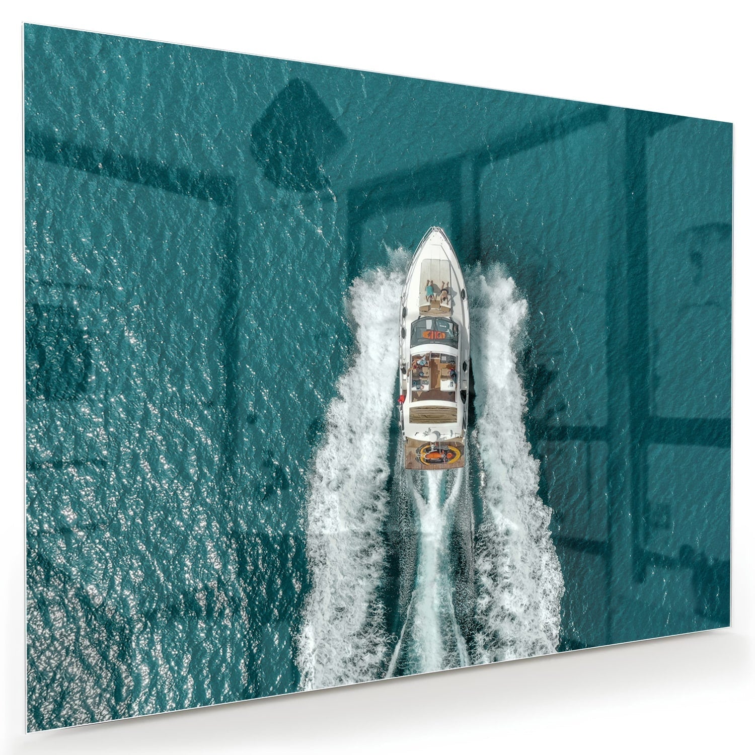Glasbild mit einem Boot in türkisfarbenem Wasser
