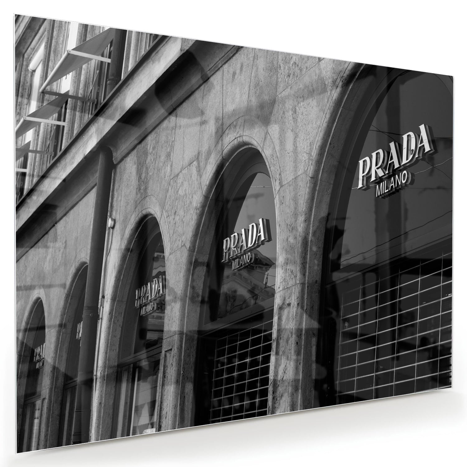 Elegantes Glasbild mit Prada-Schaufenster
