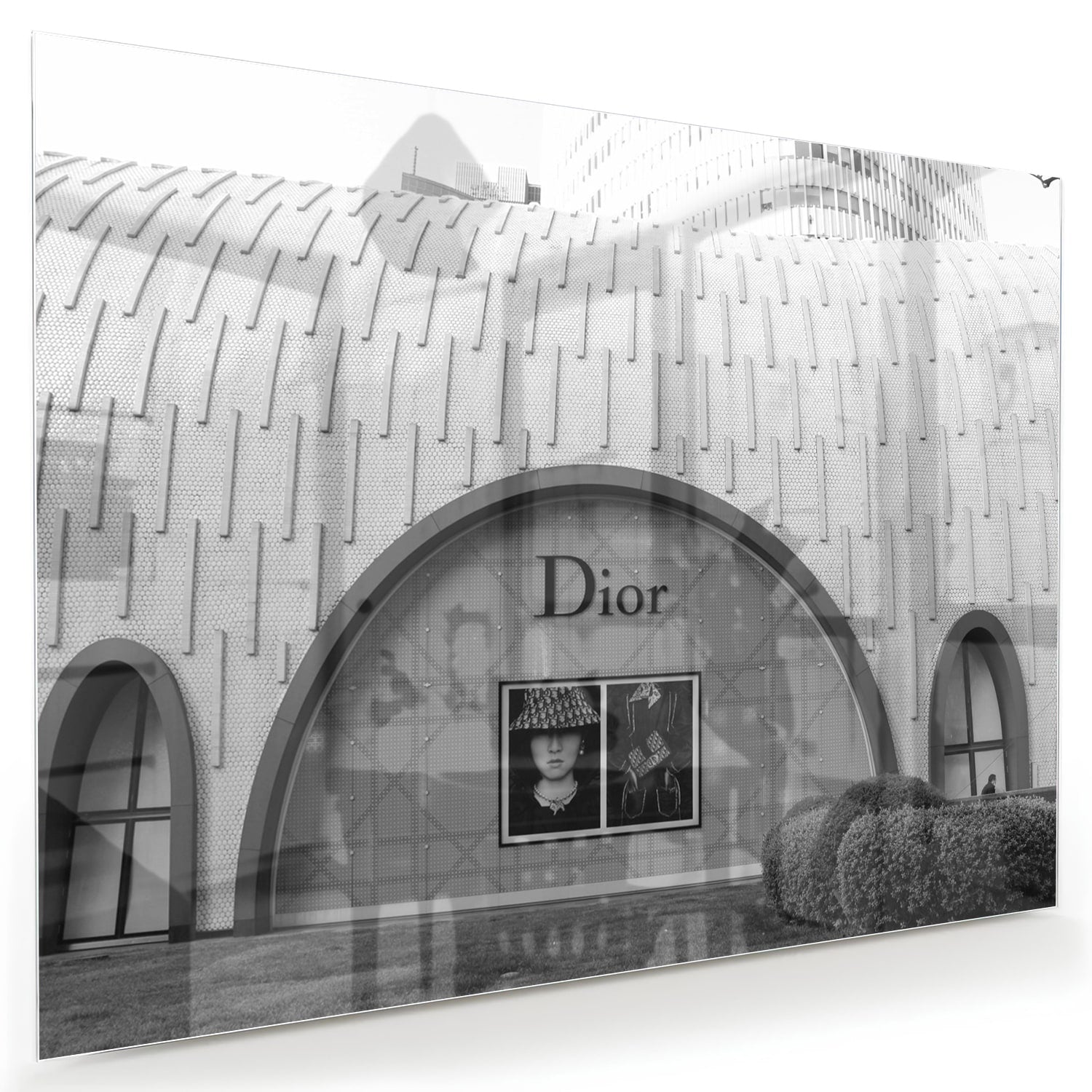 Elegantes Glasbild mit Dior-Schaufenster
