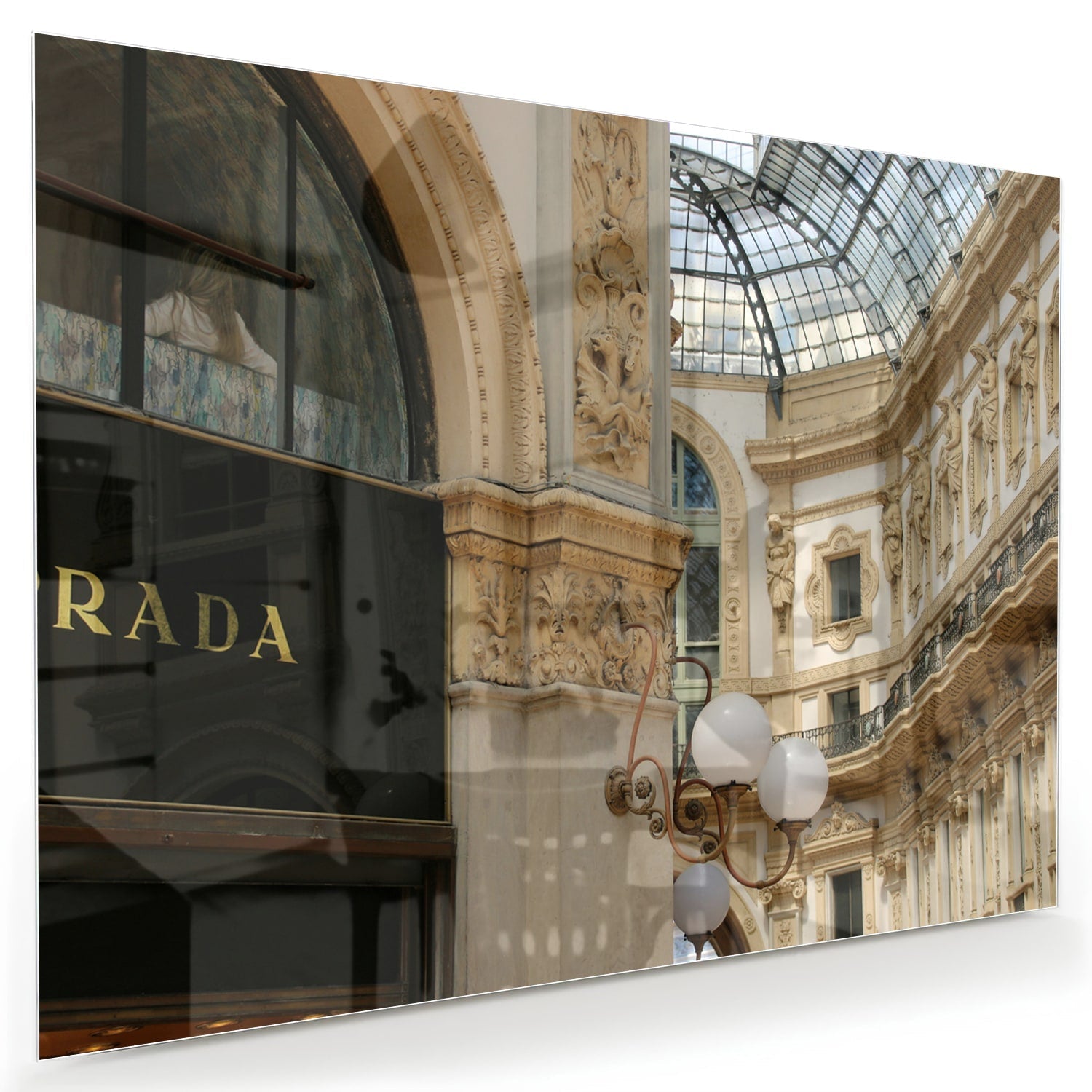 Elegantes Glasbild mit Luxus-Boutique