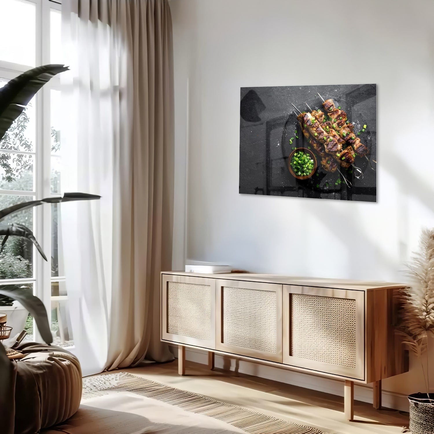 Glasbild mit köstlichen Kebabs auf schwarzem Hintergrund