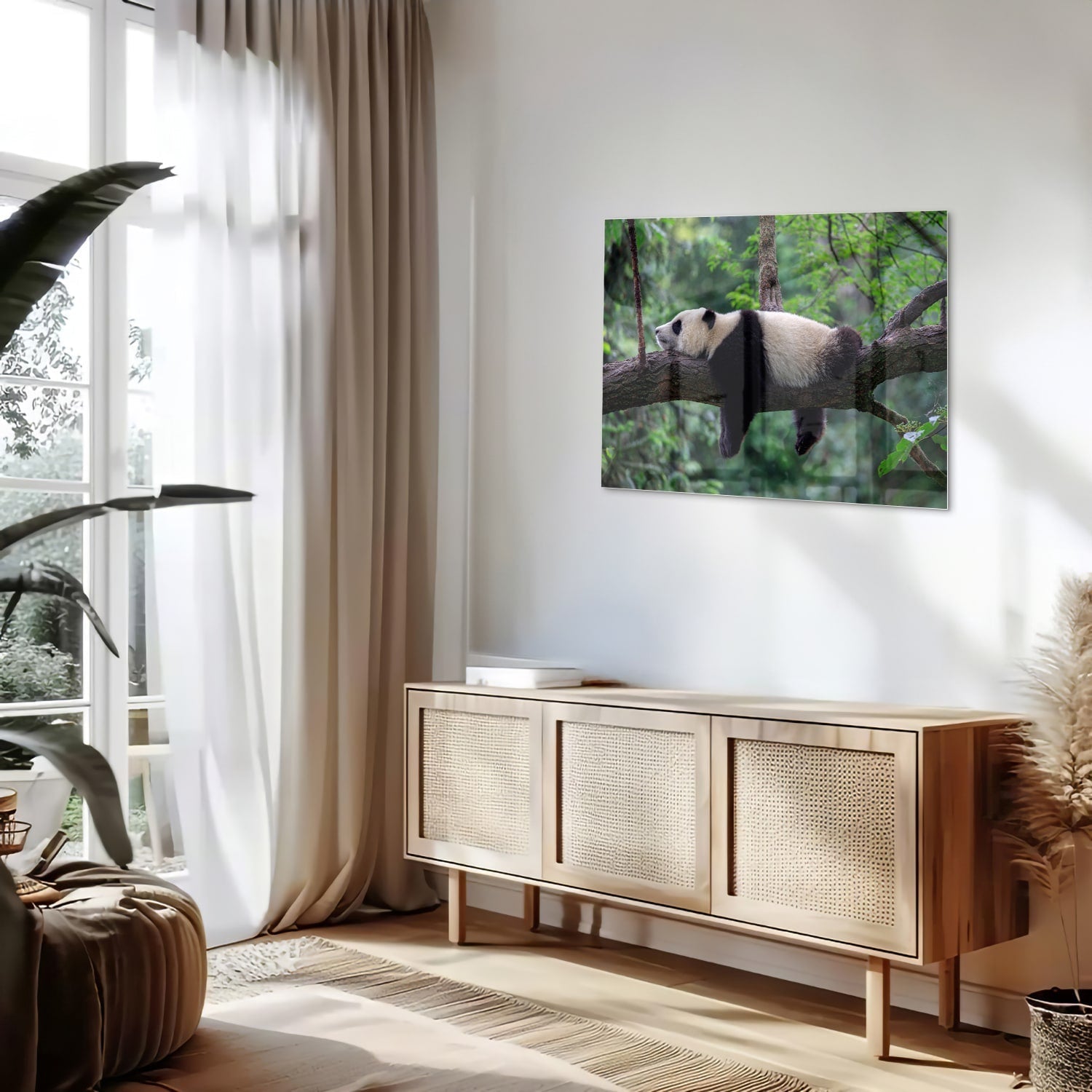 Glasbild mit entspanntem Panda auf einem Ast