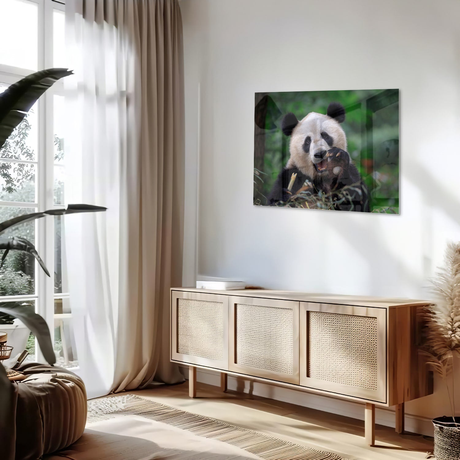 Glasbild mit einem niedlichen Panda in grüner Landschaft