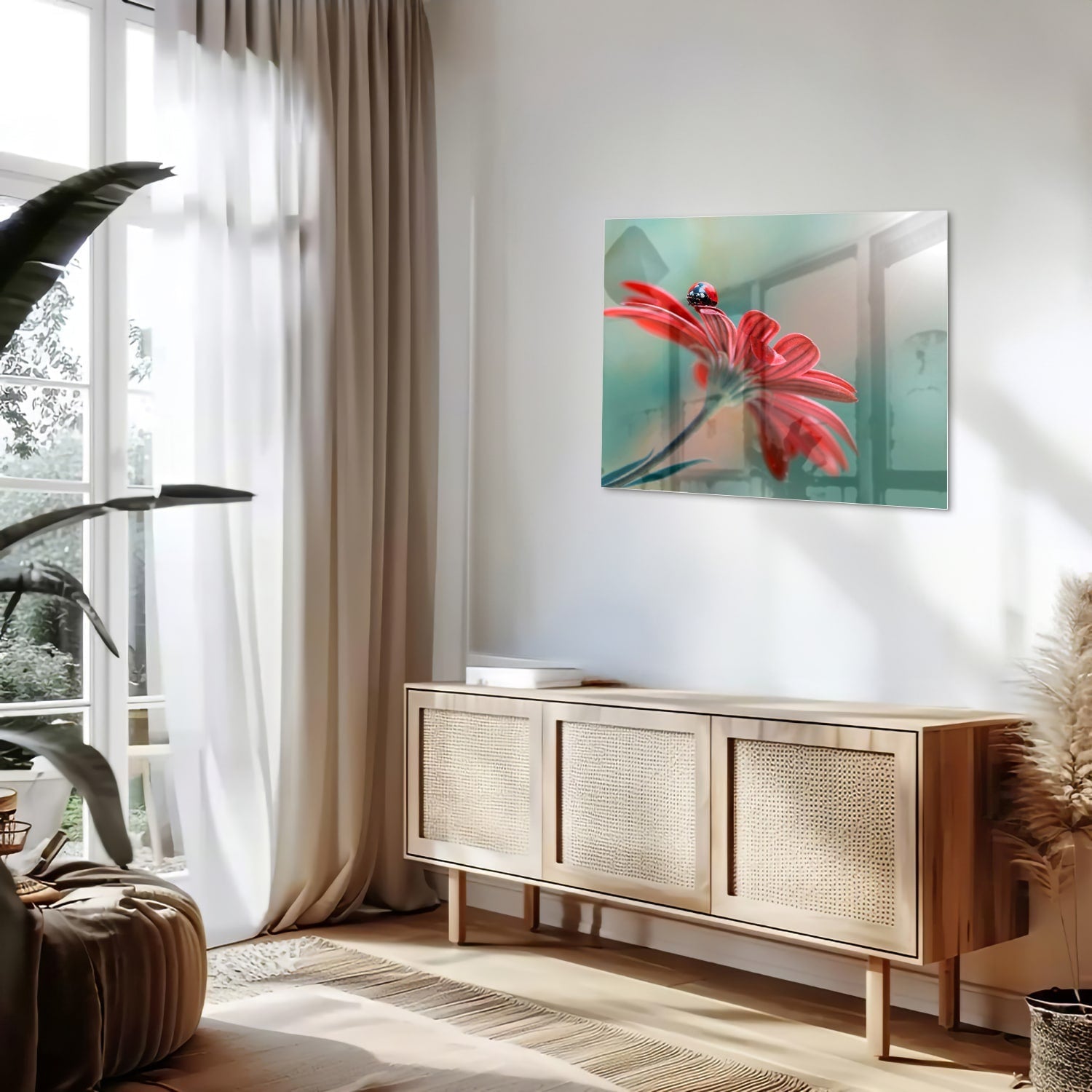 Glasbild mit einer Blume und einem Marienkäfer
