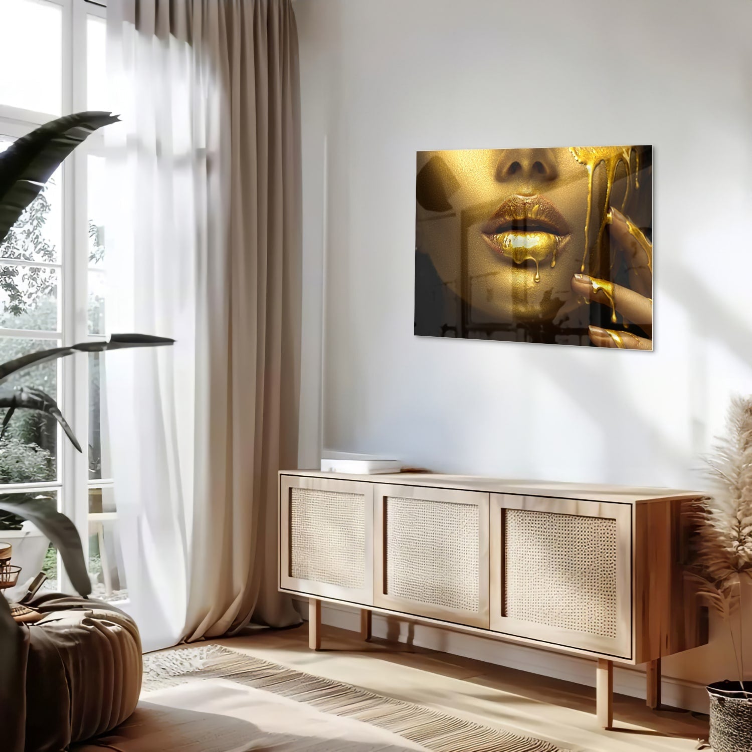 Goldenes Glasbild mit Lippen und Hand