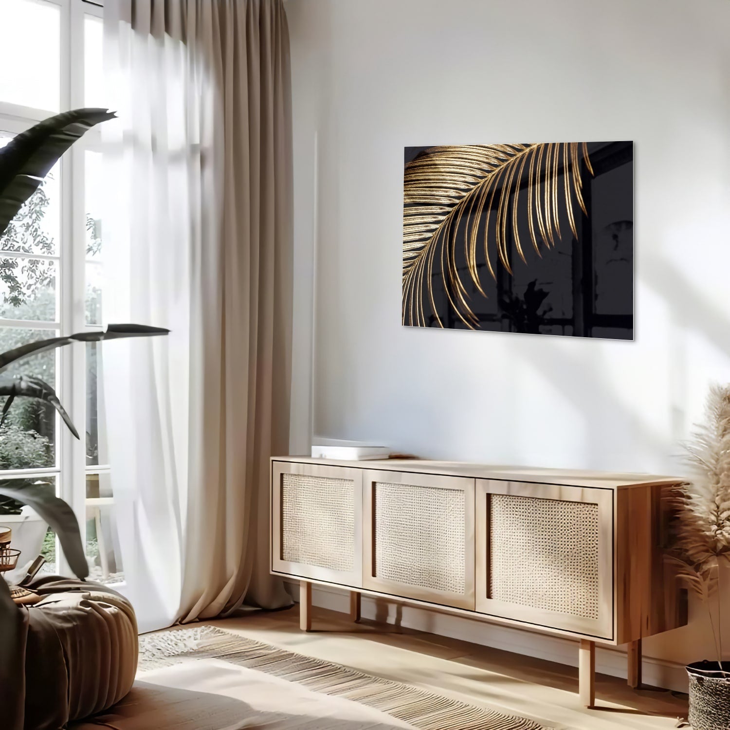 Goldfarbenes Glasbild mit Palmblatt auf schwarzem Hintergrund