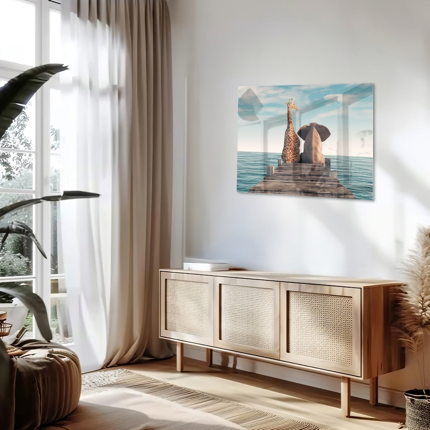 Glasbild mit verspielter Giraffe und Elefant auf einem Holzsteg