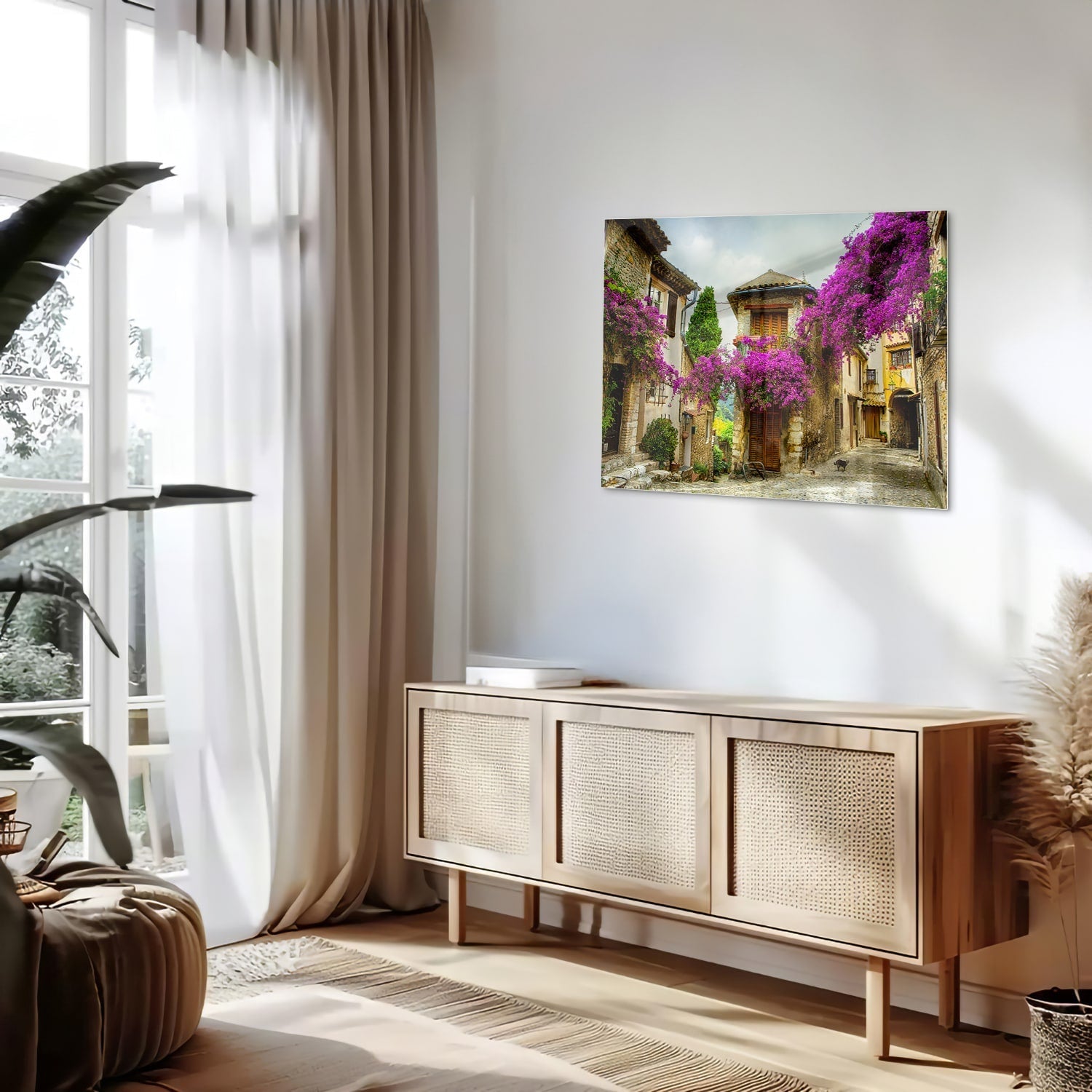 Glasbild mit stimmungsvoller Straßenansicht und violetten Blüten