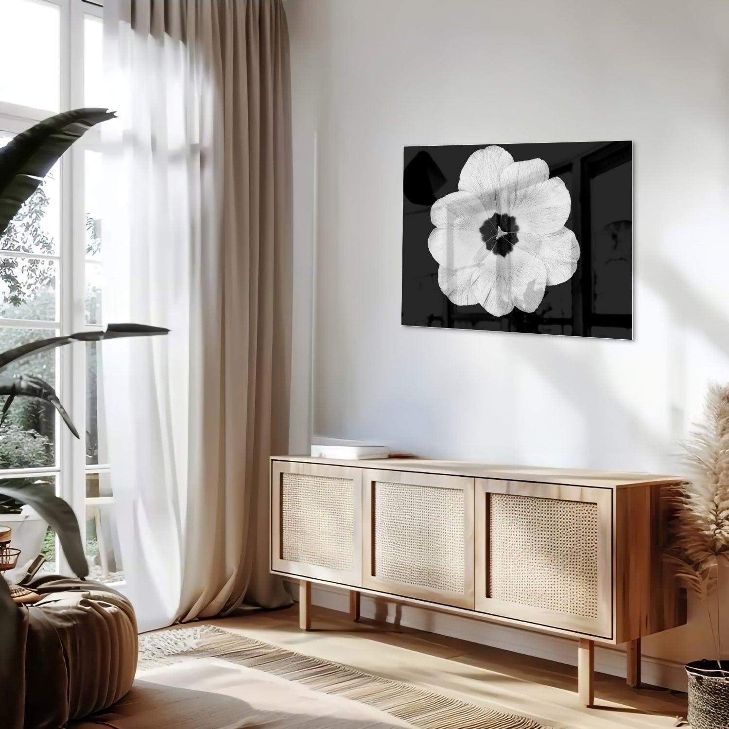 Glasbild mit einer weißen Blume auf schwarzem Hintergrund