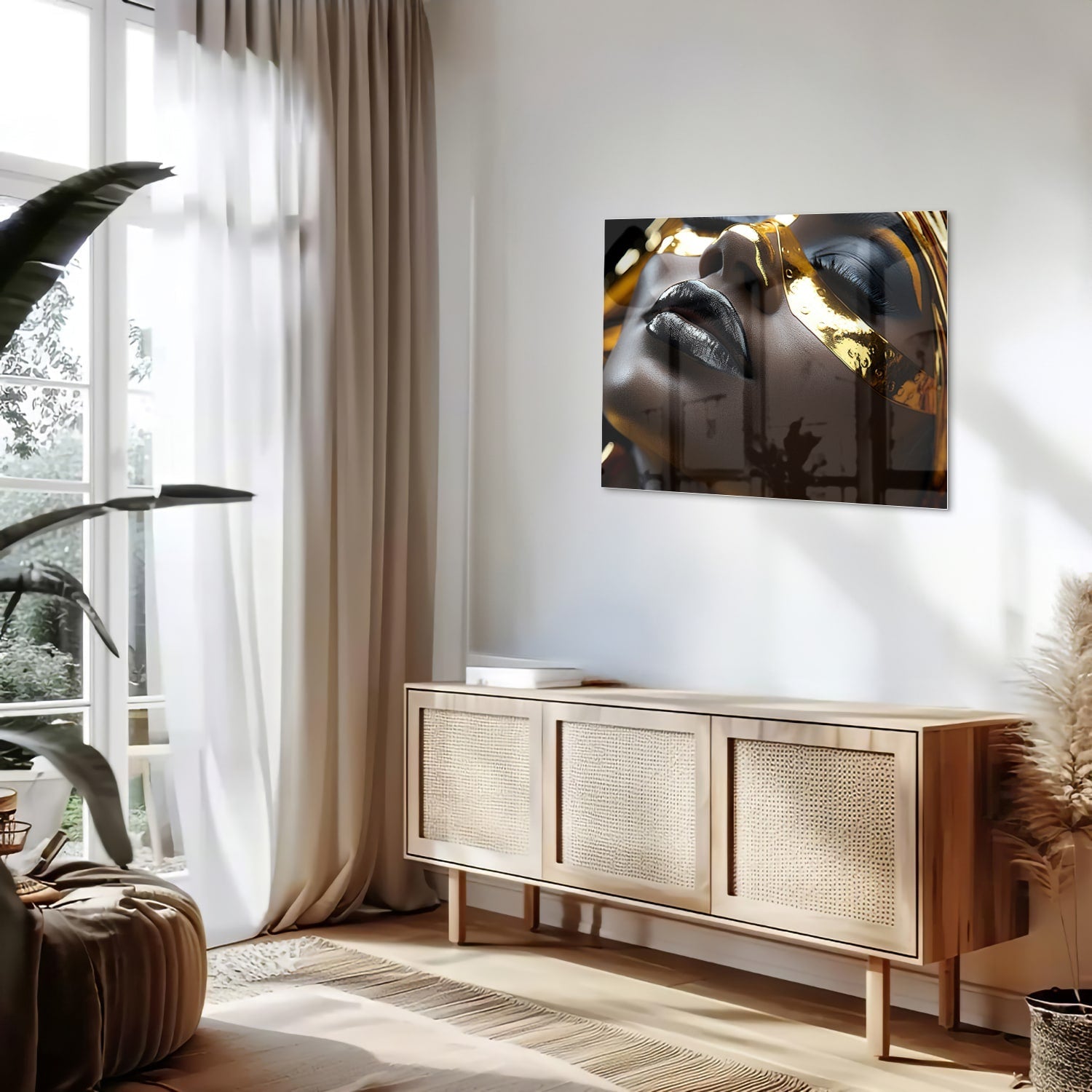Goldenes und schwarzes Glasbild mit weiblichem Gesicht