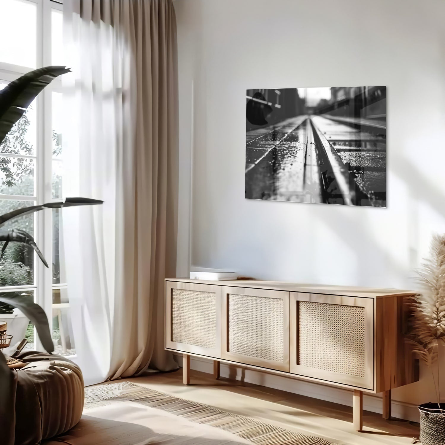Schwarz-Weiß-Glasbild mit nassen Straßen
