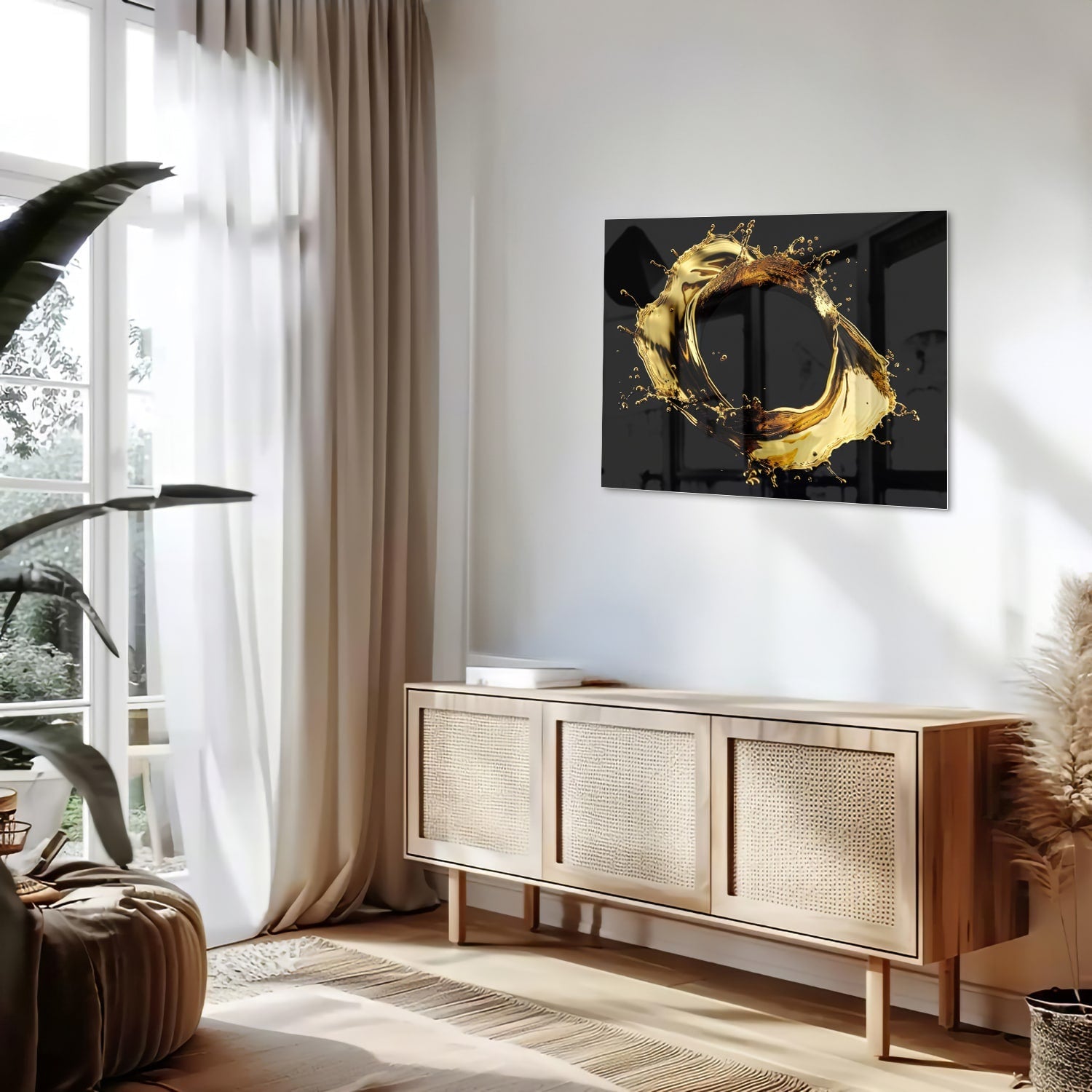 Glasbild mit Spritzern auf schwarzer Fläche
