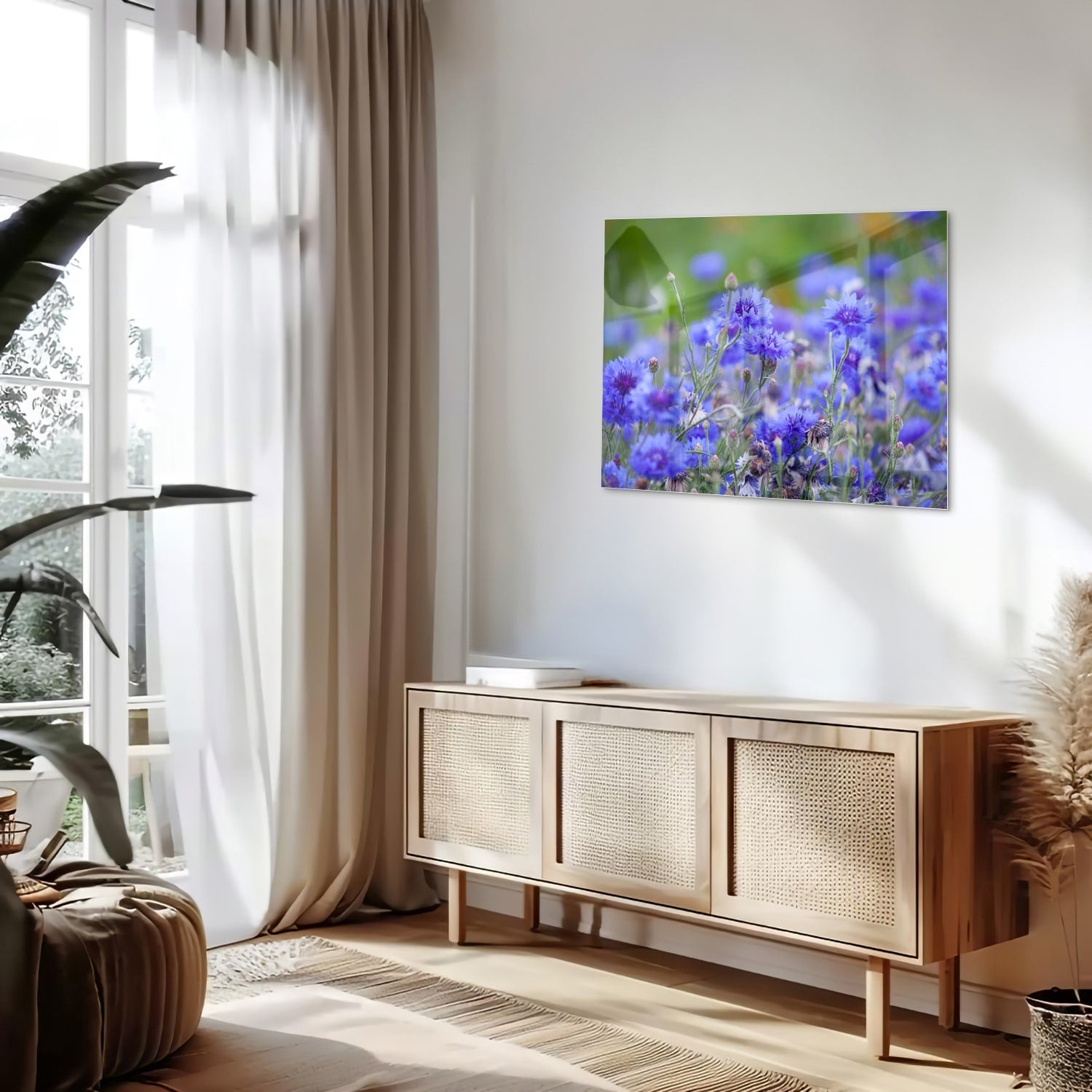 Glasbild mit violetten Blumen in ruhiger Szenerie