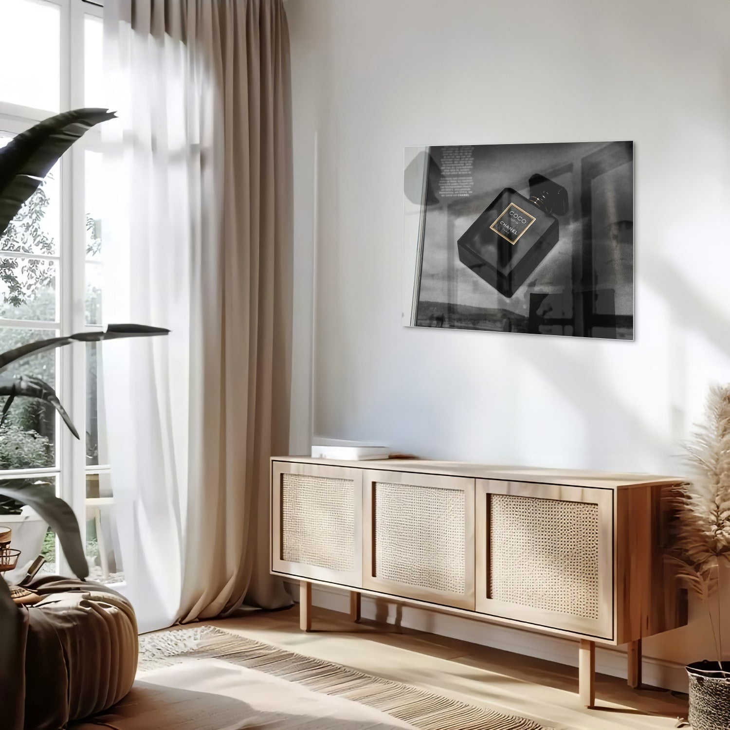 Glasbild mit Parfümflakon in einem stilvollen Interieur