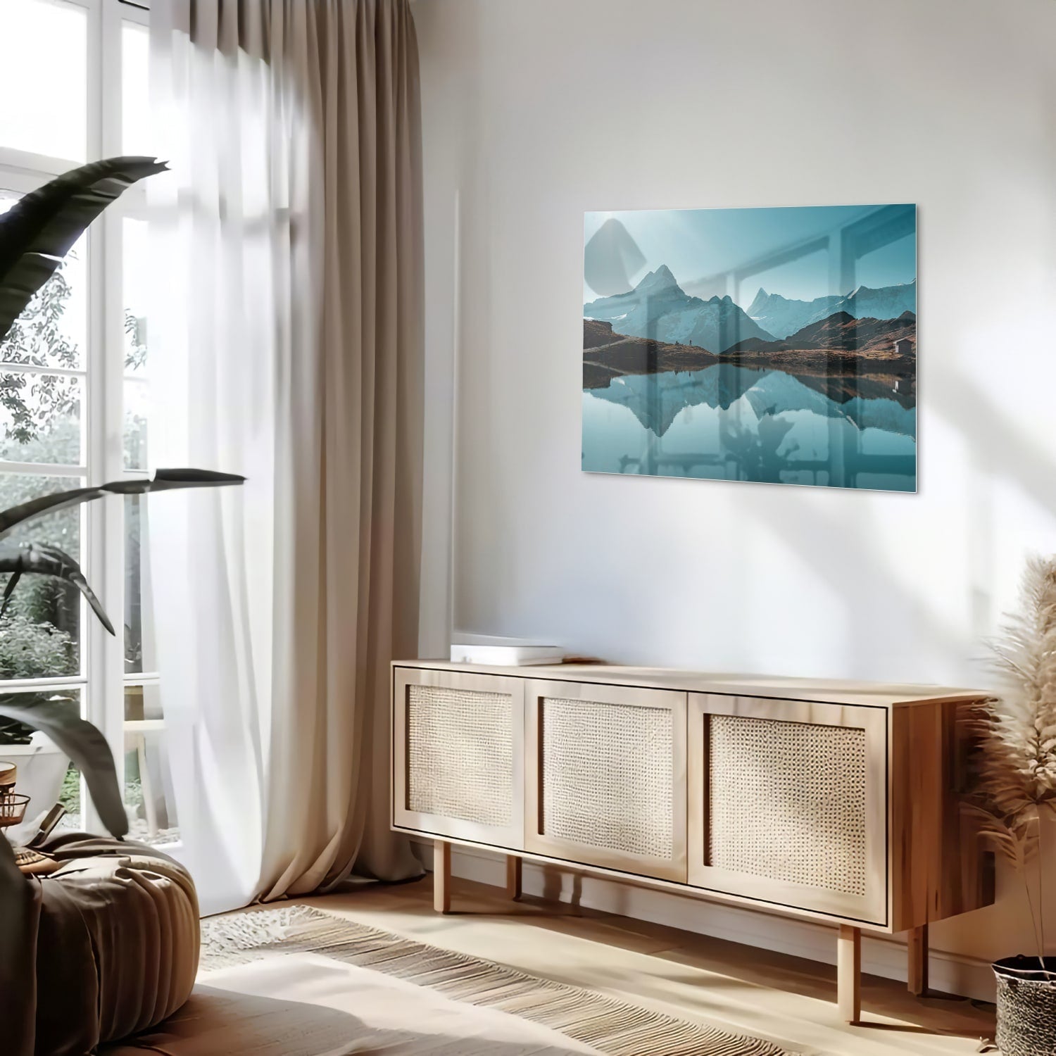 Glasbild mit Bergen und Wasserreflexionen