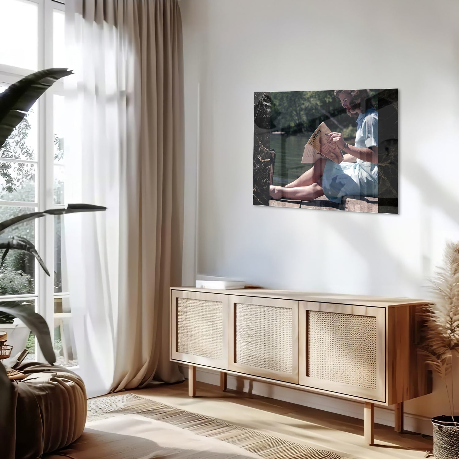 Ruhiges Glasbild mit Lesemoment am Wasser
